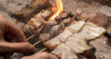 お肉、海鮮、野菜の串を炭焼きで